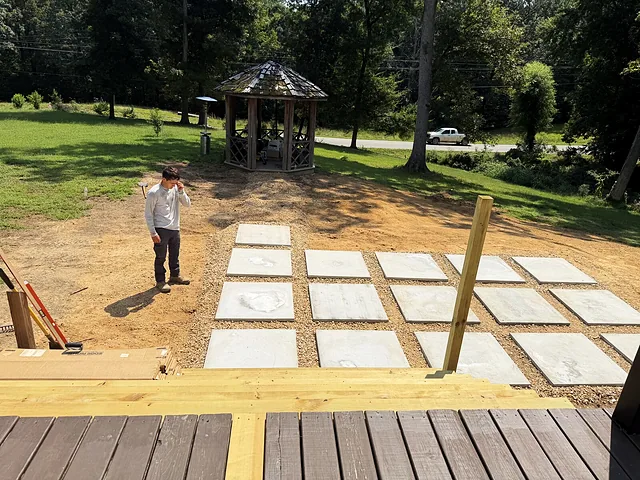 Slab patio set in decorative gravel